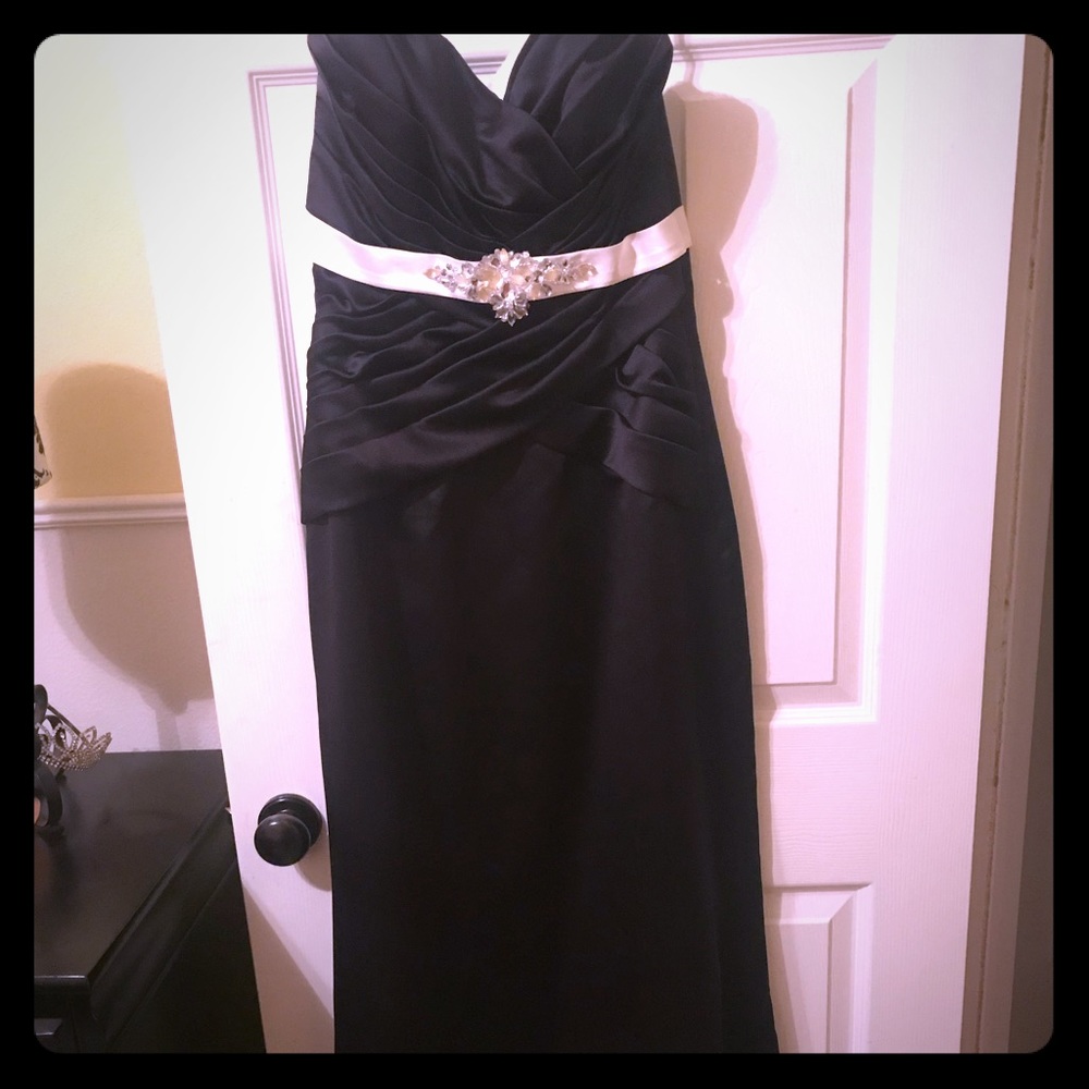 An elegant black long prom/bridesmaid dress